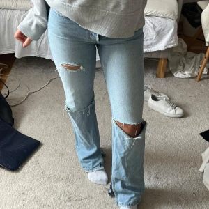 Ljusa håliga jeans - As snygga håliga jeans i en gammal modell från Zara, klippt slit. I perfekt skick och säljer pga lite för små💘