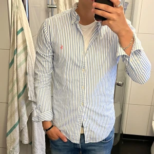 Ralph lauren skjorta - Riktigt snygg skjorta från Ralph Lauren | Storlek = S | Skick = 9/10 inga defekter | Pris = 499kr | 50kr rabatt om du följer mig🌟 | Tveka inte på att höra av dig vid frågor eller funderingar🙌