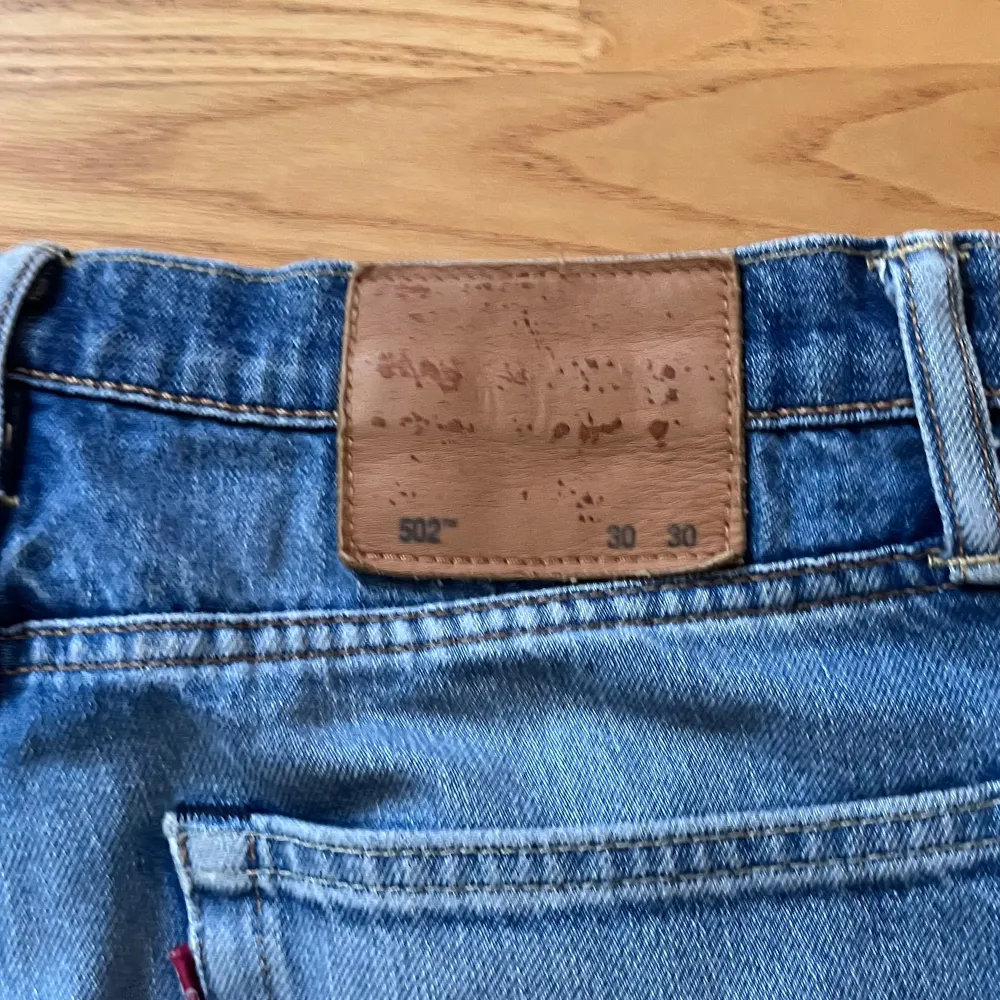 Tja! Jag säljer ett par Levi’s jeans i strl 30 30. De har en liten diskret lagning mellan bena som inte syns. Byxorna är rätt så små i storleken så de passar dig som är ca 170 skulle jag tro. De har ett normalt slitage. Hör av er vid frågor.. Jeans & Byxor.