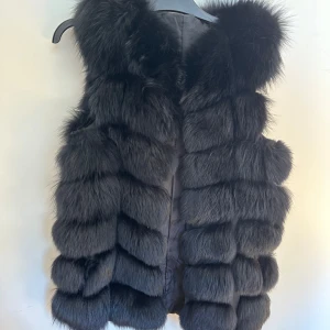 svart pälsväst  - fin svart pälsväst som ej kommer till användning. passar xs-m