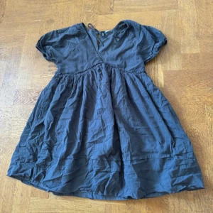 Klänning  - Jätte söt babydoll-klänning från H&M. Använd fåtal gånger.  Gråaktig färg och krinklat material.  S/36 men passar 38 också. 💕