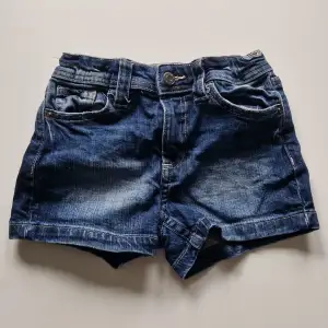 Ett par mörkblå jeansshorts för barn, från H&M i storlek 140. Fint skick och går att ändra storleken i midjan.