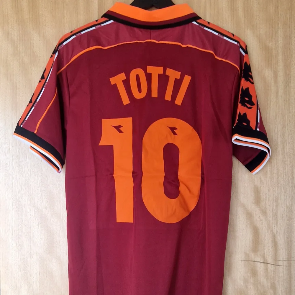 Fransesco Totti Roma repIika fotbollströja 98-99. Helt ny med tag.   Storlek: Medium. Sportswear.