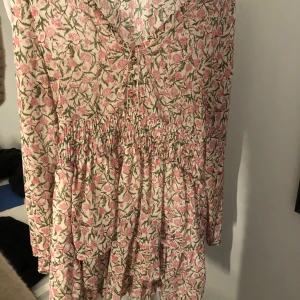 Zara klänning - Hej säljer min blommiga zara klänning för att den inte kommit till användning på ett tag.💞