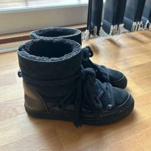 INUIKII Vinterskor - Säljer mina svarta Inuikkii skor! De är i ett okej skick, väldigt använda. Skosnörena är lite förstörda, men det är säkert enkelt fixat. Sedan är insidan på skorna lite ”skavda” (be om fler bilder på det) Nypris 3000kr säljes för bara 500kr!