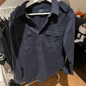 Ralph lauren overshirt  - Säljer denna feta overshirt jackan från Ralph lauren då den inte används mycket. Jätte fint skick och en fin marinblå  färg 🎨. Storlek M, passar L