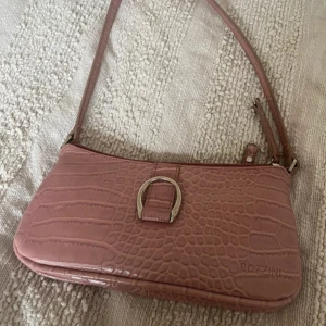 Fin väska💞 - Jätte fin väska. Vet ej vart den är ifrån! 