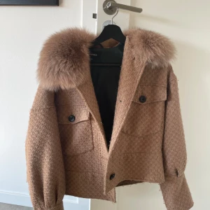 Meotin jacka - Säljer nu min fina meotin jacka köpt för 4500 på deras hemsida strlk xs/s helt slutsåld säljer för 3900 skriv förslag på pris! Kom ihåg jacka i fint skick och slut såld❤️