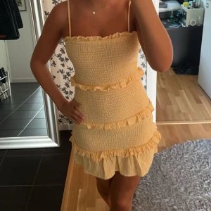 Gul rutig klänning - Säljer min supersöta gula klänning som jag älskar från Bershka i storlek xs💛