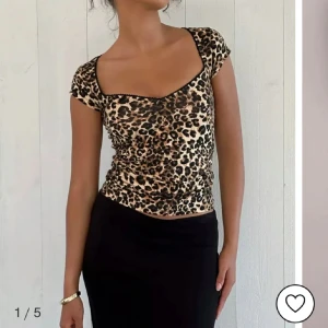 Leopard topp - Helt ny Leopard topp från Nelly i storlek xs (bilderna är lånade utan den där jag visar en lapp) köpte toppen för 250 (med frakt) säljer den för 140 + frakt