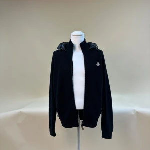 Moncler Cardigan  - 8.9/10 i skicket  Köpt från garmsmarket (digitalt kvitto finns)  Marinblå färg perfekt till höst/vår  Storlek L passar M Hör gärna av er vid fler frågor 🤙