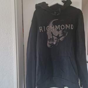 Helt ny hoodie Nypris 2400 XL Symbolen glitrar