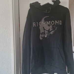 John Richmond - Helt ny hoodie Nypris 2400 XL Symbolen glitrar