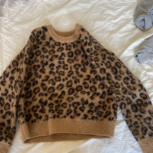 leopard tröja  - jätte fin,trendig tröja från hm. Det står M på tröjan och jag är vanligtvis Xs/S men den passar utmärkt. 