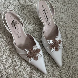 SÅ SÖTA KITTENHEELS🌸🌸 - Från märket Tamaris, köpte secondhand men bara använda av mig en gång pga för småa🔥Storlek 37