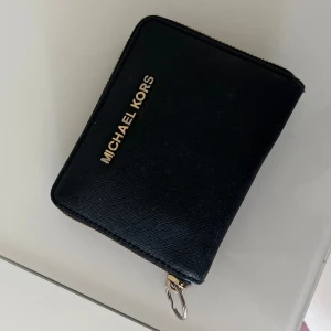 Michael kors plånbok  - Michael kors plånbok 💕 Tyvärr har dragkedjan gått sönder, så sitter en nyckelring istället.💕