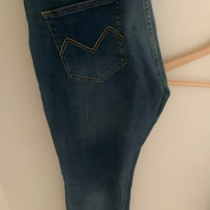 Jeans  - Säljer dessa Morris jeans som är använda 2 gånger. Köpte för 1600 i somras. Storleken är 34/34 men sitter som 32/32 då alla mina andra jeans är den storleken.
