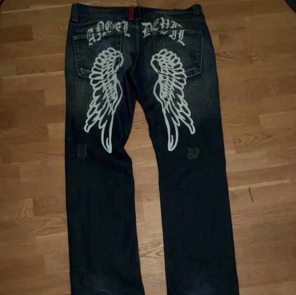 As feta jeans som jag säljer pga inte använder så mycket längre. Han som sålde dom var 190 och passade honom. Jättebra passform och väldigt laidback🤗 köpta för 700. Jeans & Byxor.