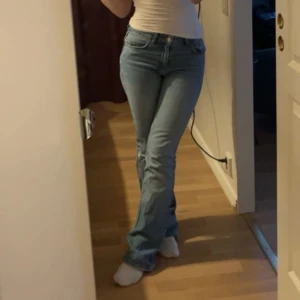 Jeans från gina tricot!!💗 - fina blåa jeans från gina tricot, dom är i bra skick! inte nedtrappade. 😇