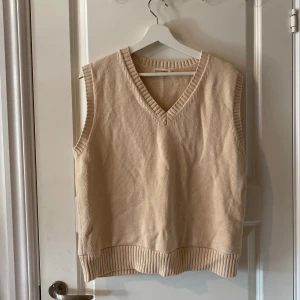 Beige stickad väst - Beige stickad väst som jag köpt second hand. Bra skick! Storlek XL/XXL men kan användas som oversize