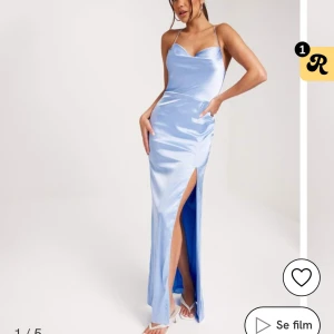 balklänning - skitsnygg klänning, endast använd på min bal. köpte för 899kr på nelly hemsida, den finns ftf kvar om ni vill dubbelkolla. 