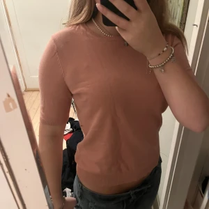 Fin stickad tröja  - Intressekoll på den här jättefina finstickade rosa tröjan. Den har ingen lapp men skulle säga att den passar S och M. Köpt second hand💞