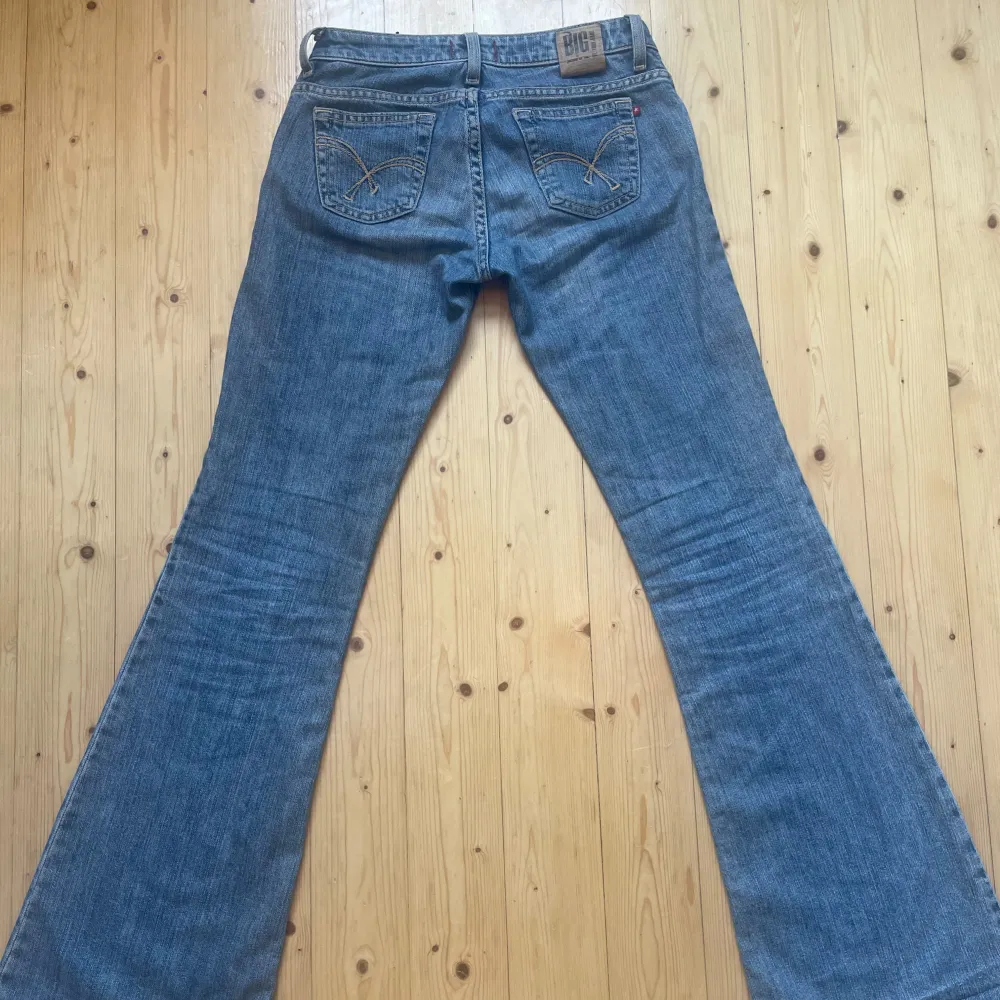 Jättesnygga lågmidjade bootcutjeans från big star. De är i jättebra skick och midjemått rakt över är ca 33 cm. innerbenslängden är ca 78 cm Säljer då de tyvärr är för små på mig. Tveka inte att höra av er vid frågor💕 Pris går att diskutera. Jeans & Byxor.