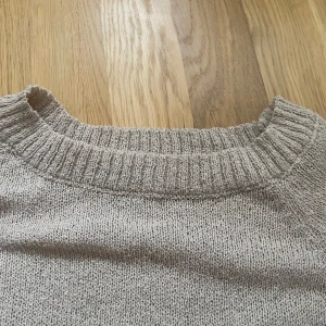 Beige stickad t-shirt  - Så snygg stickad t-shirt, passar xs-m och är så gott som ny. Skriv om ni har frågor eller vill diskutera pris❤️