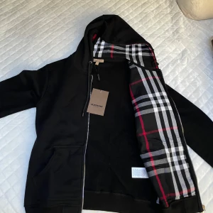 Burberry zip - Topp kvalitet burberry zip perfekt till vintern, hör av er för frågor!