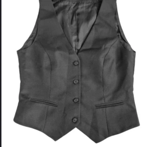 Tiger of Sweden väst - En väst i mycket fint skick. Det står ingen storlek på den men gissar att den passar en XS-XXS. Mått Längd: 48 cm Byst: 42 cm Axlar: 28 cm