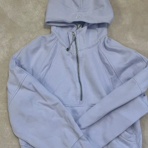 Lululemon Scuba Oversized Half Zip Hoodie - En lululemon scuba hoodie i pastel lila-blå färg. Ursprungligen 1380kr från Lululemon.