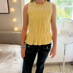 En fin gul blus från zara ! - Jag har använt den några gånger men den är som ny. 