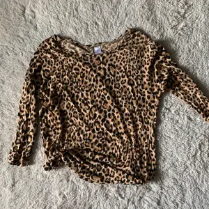 Super snygg leopard tröja som är båt ringad. Man kan även ha den som en bandå top och göra en roset i ryggen eller vid magen av armarna🤩🤩🤩originarie pris:500 men säljer för 89, tyget är VÄLDIGT stretchigt 