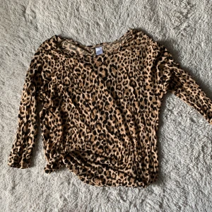 Tröja - Super snygg leopard tröja som är båt ringad. Man kan även ha den som en bandå top och göra en roset i ryggen eller vid magen av armarna🤩🤩🤩originarie pris:500 men säljer för 89, tyget är VÄLDIGT stretchigt 