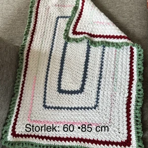 Virkad babyfötter till pojke eller flicka. Mjuk och skön till babyn. - Nyvirkad i lite olika färger. Polyestergarn har jag använt.