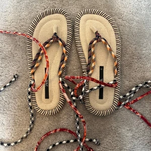 Sandaler  - Jättesöta sandaler från zara där man knyter banden runt anklarna! Aldrig använda 
