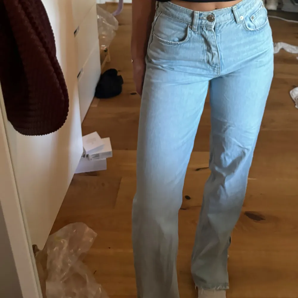 Ljusblå jeans från gina med slits i storlek 34!🙌. Jeans & Byxor.