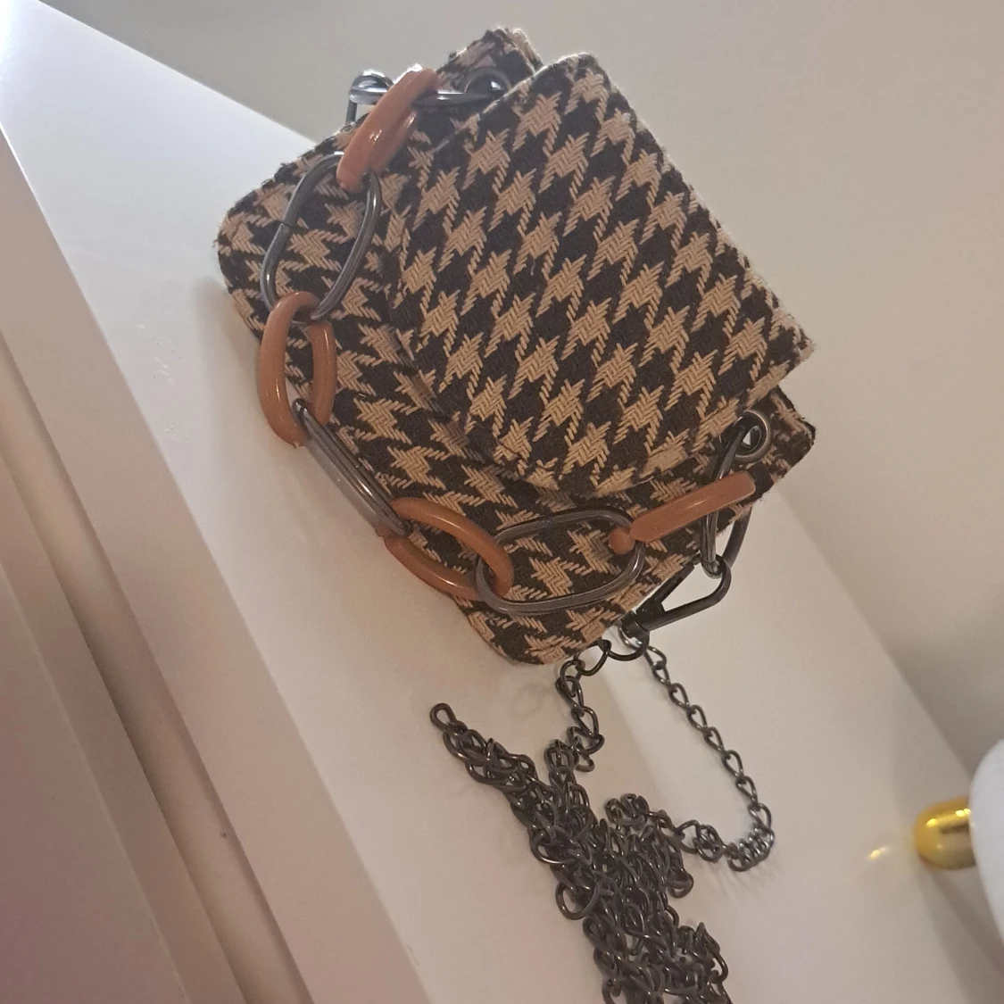 Rutig axelväska med kedjedetaljer - 90