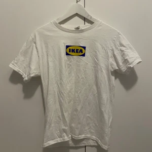 Ikea tshirt  - Tshirt med Ikea tryck! Köpt från en Japansk hemsida och ej direkt från Ikea, så ej äkta! 