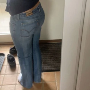 Levis Low waist bootcut jeans - Jätte snygga Levis Low waist jeans som inte kommit till användning och är i bra skick! Står inte storlek men passar mig som har xs/s