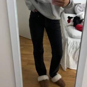 Svarta jeans - Aldrig använda jeans men lappen är borttagen. Köpta för 3 veckor sedan. Tycker de är lite för korta på mig som är 175cm