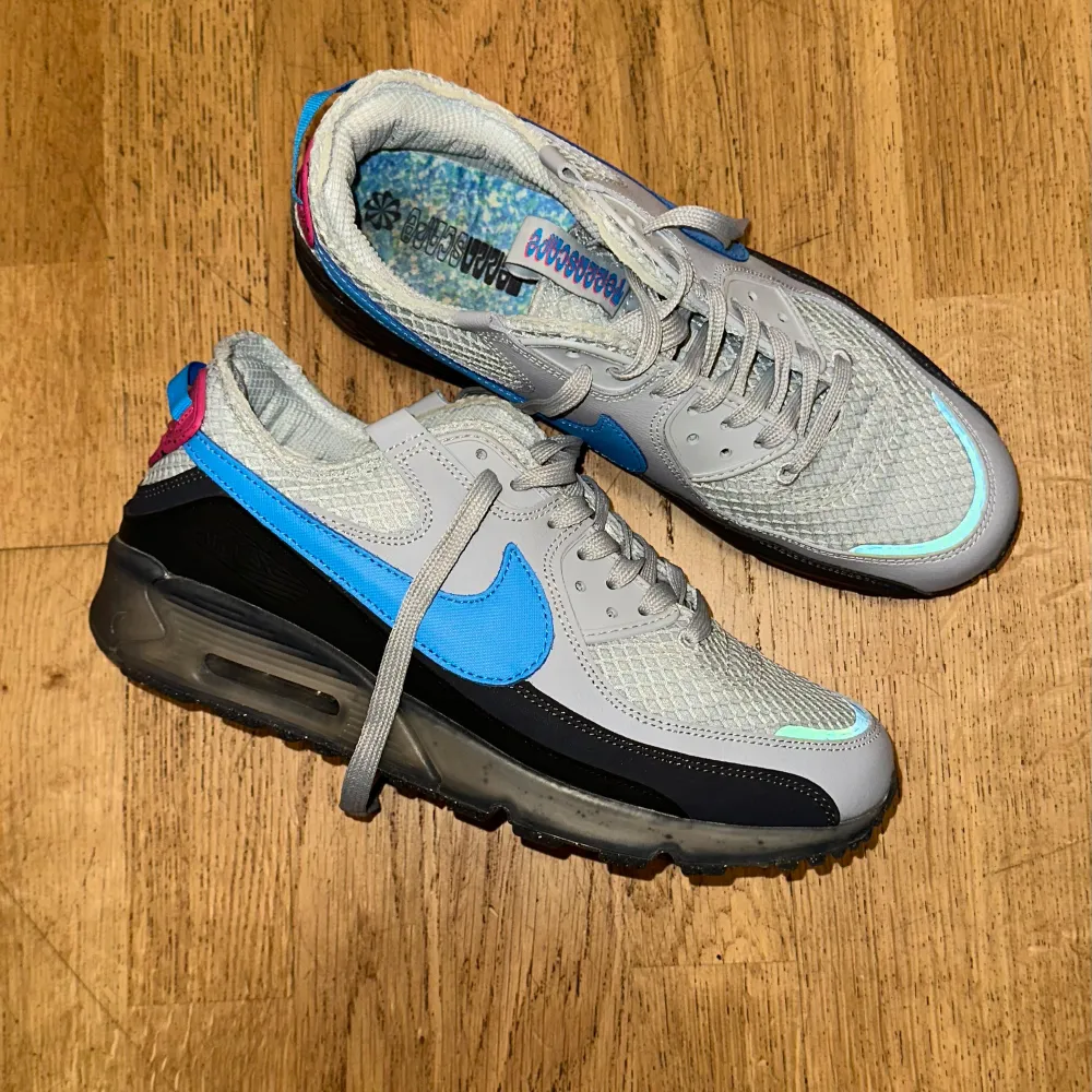 Säljer mina helt nya Nike Air Max Terrascape som är u en väldigt unik färgkombination. Väldigt svåra att få tag i och väldigt väldigt sköna. De är i storlek EUR45 men sitter som 44, som sagt är de oanvända.  . Skor.