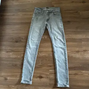 Väldigt snygga Levis jeans i ljusgrå färg. Väldigt bra skick utan defekter. Modellen är Luke som sitter slimfit. Storleken är 28/32. Priset kan diskuteras. 