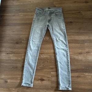 Levis jeans - Väldigt snygga Levis jeans i ljusgrå färg. Väldigt bra skick utan defekter. Modellen är Luke som sitter slimfit. Storleken är 28/32. Priset kan diskuteras. 