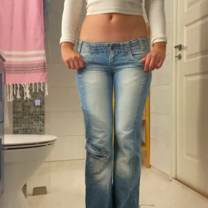 Lågmidjade jeans  - Hej! Säljer ett par superfina lågmidjade jeans!   Midjemått 42cm   Total längd uppifrån o ner 94cm   Bara ben längd 76cm  Benberedd 22cm.   Jag var hos skräddare och sydde om midjan (se sista bilden) men det ser bara ut som jeansens design.  