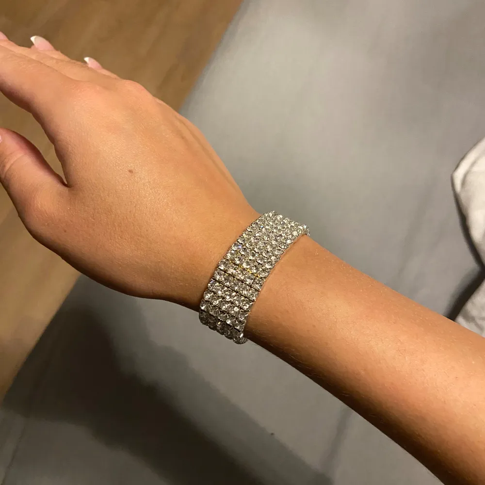 Köpt från ur och penn flera år sedan, aldrig hunnit användas. Armbandet är elastiskt🤍🤍. Accessoarer.