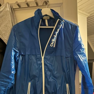 Adidas höst jacka  - Jag säljer jackan med tanke på att den inte kommit till användning så ofta, perfekt jacka nu till hösten. Cond 10/10