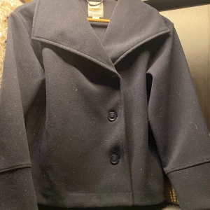 Säljer en mörk blå kapa  - Säljer oanvänd mörk blå kapa från Gina Tricot perfekt till hösten 🍂❤️