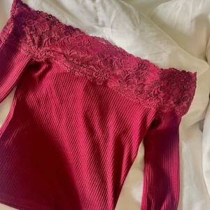 Spetts topp  - Super fin tröja med spetts❤️‍🔥 Använd Max 3 gånger! Märket är H&M men finns inte kvar i deras sortiment. 