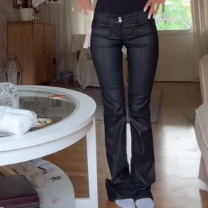Skinnbyxor - Säljer dessa jättesnygga skinnbyxor från Nelly då dom är för små för mig. Prislapp kvar💗 nypris 699kr